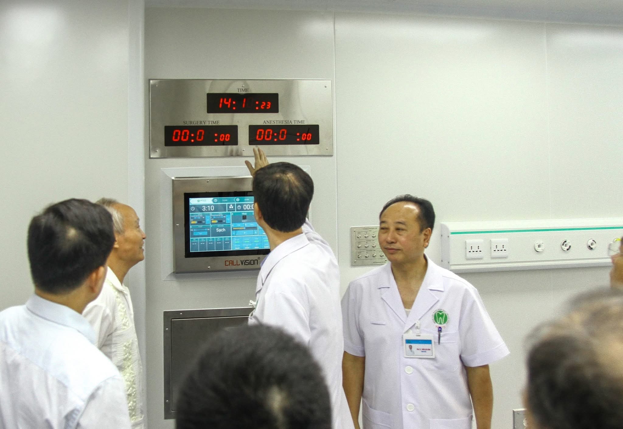 Phòng mổ được chứng nhận thử nghiệm đạt tiêu chuẩn ISO 14644-1:2015 với các thử nghiệm như: lưu lượng dòng khí đạt 48/40 lần, rỏ rỉ hệ thống lọc, nồng độ bụi, chênh lệch áp suất, nhiệt độ 20-24 oC - độ ẩm, độ ồn